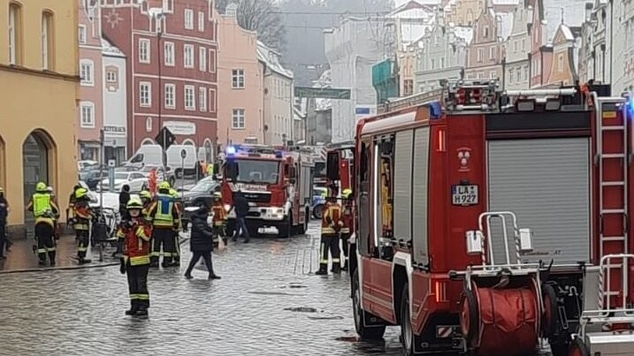 Am Mittwochvormittag musste die Feuerwehr zum Postgebäude am Dreifaltigkeitsplatz in Landshut ausrücken.