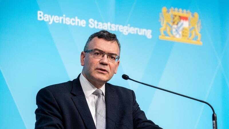 Florian Herrmann (CSU), Leiter der bayerischen Staatskanzlei, spricht auf einer Pressekonferenz.