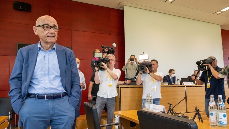 Der CSU-Politiker und Rechtsanwalt Alfred Sauter, steht vor Beginn der Sitzung des Maskenausschusses im bayerischen Landtag an seinem Platz.