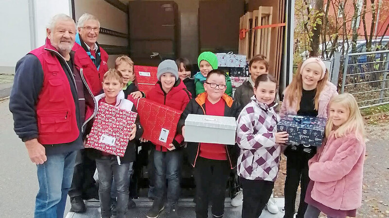 "Geschenk mit Herz": Päckchen sammelten die Grundschüler für die Humedica-Aktion.