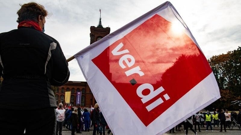 Die Fahne der Gewerkschaft Verdi. Foto: Paul Zinken/dpa/Symbolbild