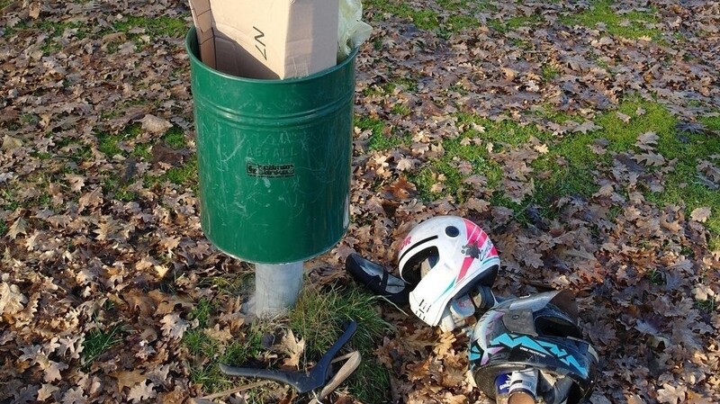 Ausgediente Motorradhelme landen schon mal neben den Mülleimern.