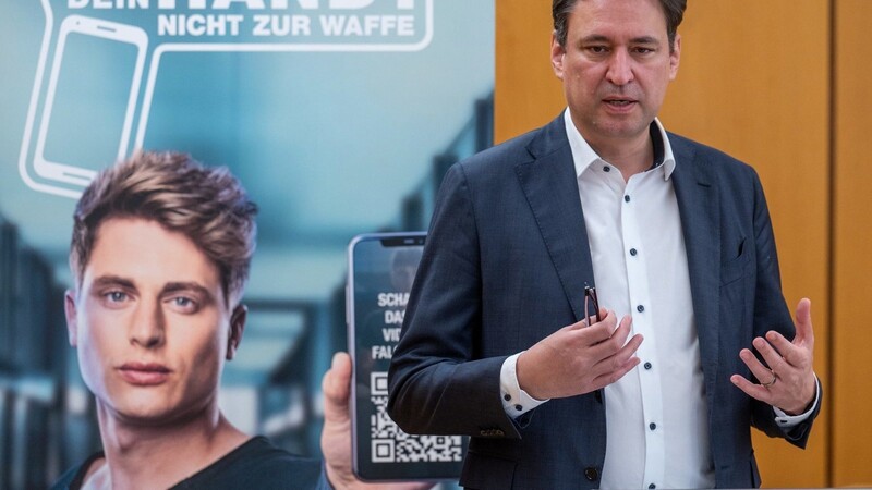 Der bayerische Justizminister Georg Eisenreich (CSU) stellte am Montag in Straubing die Präventionskampagne "Mach dein Handy nicht zur Waffe" vor.