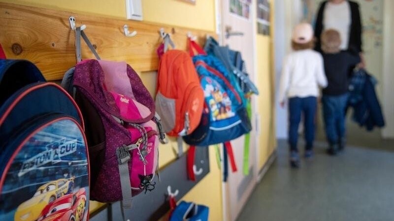 Kinderrucksäcke hängen im Eingangsbereich in einem Kindergarten. Foto: Monika Skolimowska/dpa-Zentralbild/dpa/Symbolbild