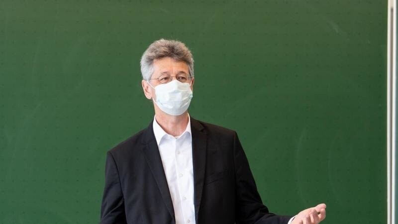 Bayerns Kultusminister Michael Piazolo (Freie Wähler) steht in einem Klassenraum. Foto: Sven Hoppe/dpa/Archivbild