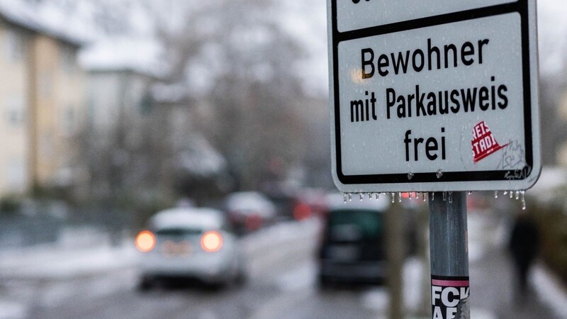 Ein Schild mit der Aufschrift "Bewohner mit Parkausweis frei" steht in einer Innenstadt an einem Seitenstreifen.