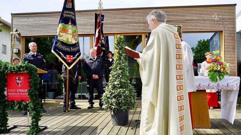 Die restaurierte Fahne und der neue Anbau wurden im Rahmen des Gottesdienstes von Pfarrer Johannes Hofmann gesegnet.