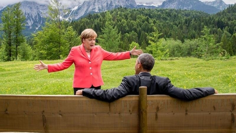 Angela Merkel spricht mit Barack Obama bei der G7-Konferenz bei Schloss Elmau.