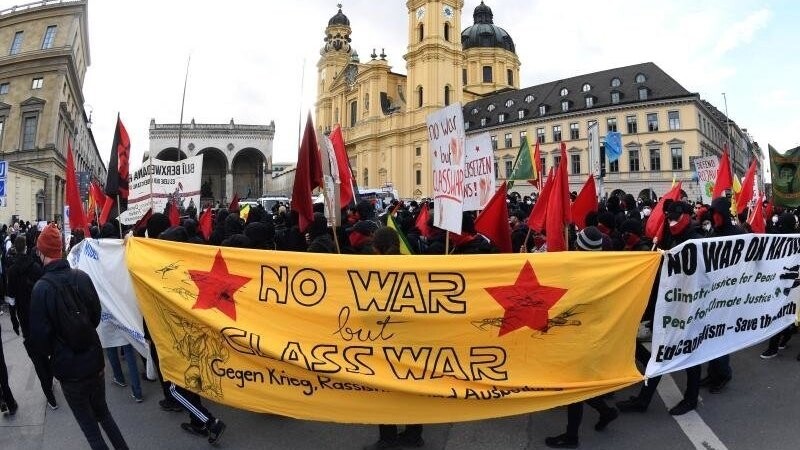 In der Münchner Innenstadt demonstrierten Hunderte Menschen gegen die Sicherheitskonferenz.