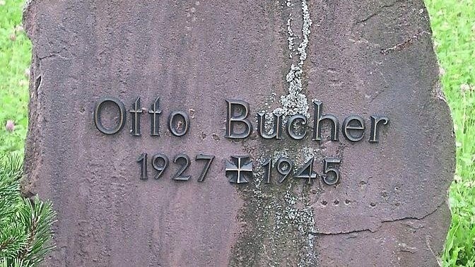Nur wenige der im Zweiten Weltkrieg Gefallenen haben einen Grabstein mit Namen. Otto Bucher ist durch einen Zufall nicht in einem Massengrab bestattet worden.
