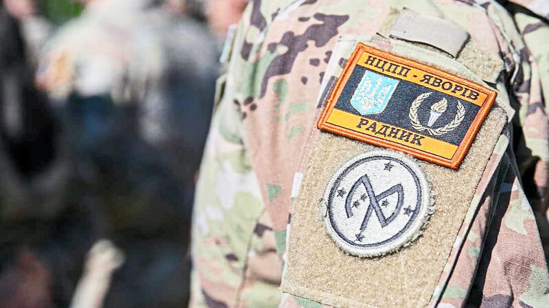 Ein US-Soldat der "Task Force Orion" in Grafenwöhr mit dem "Combat Training Center-Yavoriv Advisor Patch". Der US-Verband bildet ukrainische Soldaten aus.