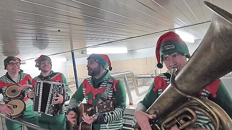 Eine Szene aus dem Videodreh. Als Wichtel verkleidet, mit weiß-grünen Kostümen und roten Zipfelmützen, treiben die vier Musiker in der Genossenschaftsbrauerei in Rötz ihr Unwesen. Dazu spielen und singen sie: "In der Weihnachtsbrauerei" - ein Cover des Kinderlied-Klassikers "In der Weihnachtsbäckerei" von Rolf Zuckowski