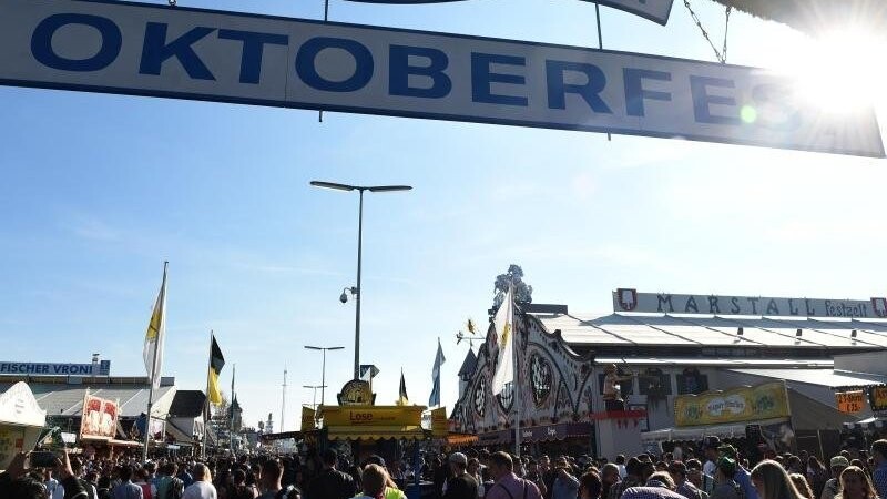Wenn es nach Münchens Oberbürgermeister Dieter Reiter geht, dann könnte es auf dem nächsten Oktoberfest Einlasskontrollen geben. (Symbolbild)