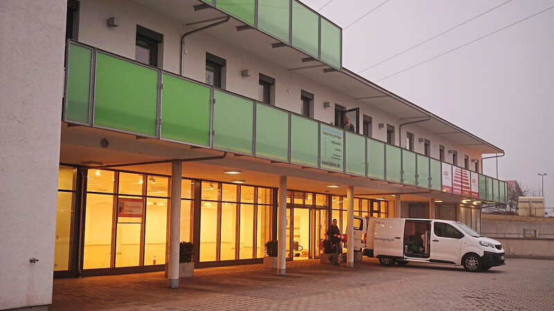 Sieben Tage die Woche ist das Impfzentrum des Landkreises Landshut besetzt. An allen Wochentagen sind die Mitarbeiter des Telefonzentrums im Einsatz.