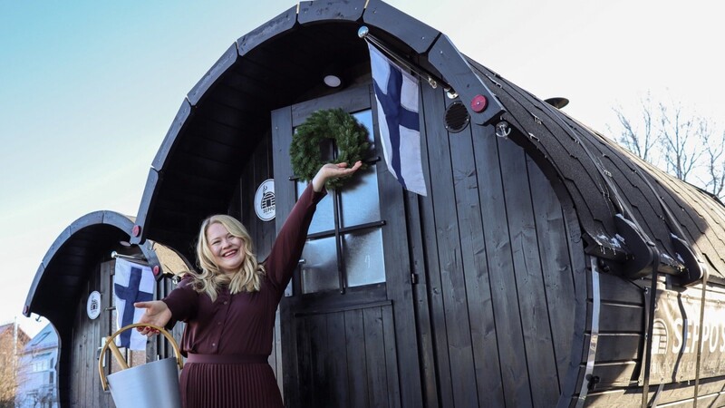 Vilma Linden vor ihren Seppo Saunas. Der Name ist die Finnische Version vom bayerischen Sepp.