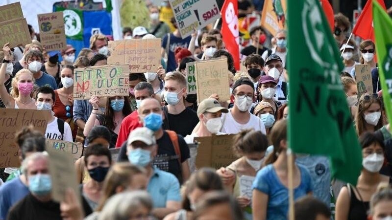 Zahlreiche Demonstranten bei einem Klimastreik von Fridays for Future.