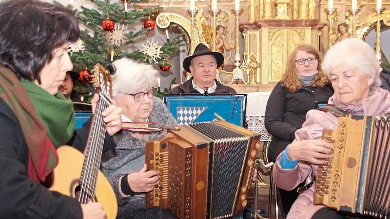 Maria Ganzer und die Damen von "Letzter Versuch" sowie im Hintergrund die Moosgrabenthaler Bläser trugen zum harmonischen und stimmungsvollen Programm des Adventssingens bei.