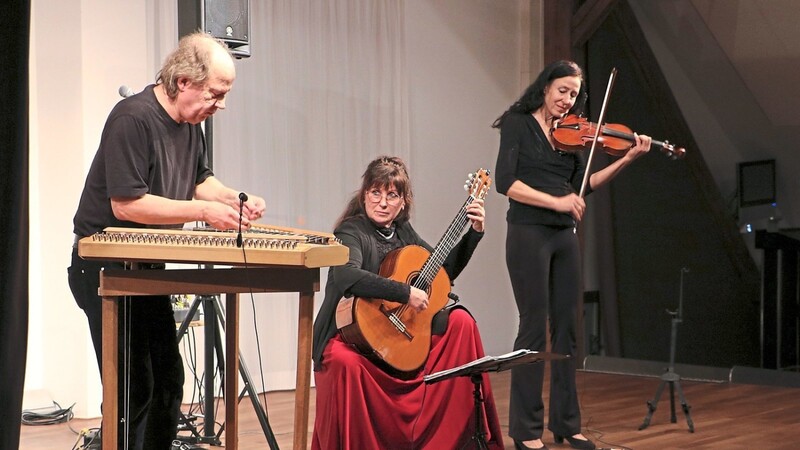 Volle Konzentration: Rudi Zapf (von links), Ingrid Westermeier und Sunny Howard spielen auf.