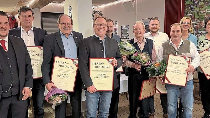 Für ihr langjähriges Ehrenamt wurden zahlreiche Mitglieder ausgezeichnet. Vorsitzender Florian Geser (links) freute sich mit ihnen.