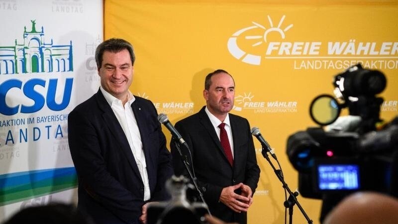 Bayerns Ministerpräsident Markus Söder und der Landesvorsitzende der Freien Wähler in Bayern, Hubert Aiwanger. Die CSU und die Freien Wähler haben sich auf eine Regierungskoalition geeinigt.