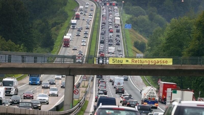 Autos stauen sich auf der Autobahn 8 (A8) in Richtung Süden. (Archivbild)