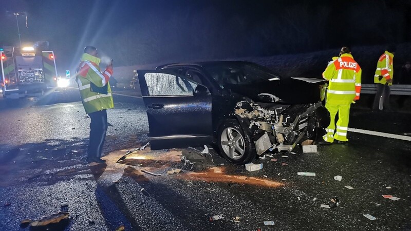 Einsatzkräfte der Polizei stehen neben einem zerstörten Auto auf der Autobahn 6 (A6). Neun Autounfälle haben sich auf der Autobahn 6 bei Amberg in der Oberpfalz wegen Straßenglätte ereignet.