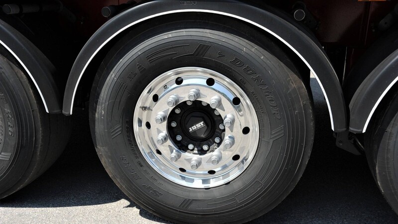 Vor allem abgefahrenes Reifenprofil und zu geringer Luftdruck stellen offebar große Probleme dar. (Symbolbild)