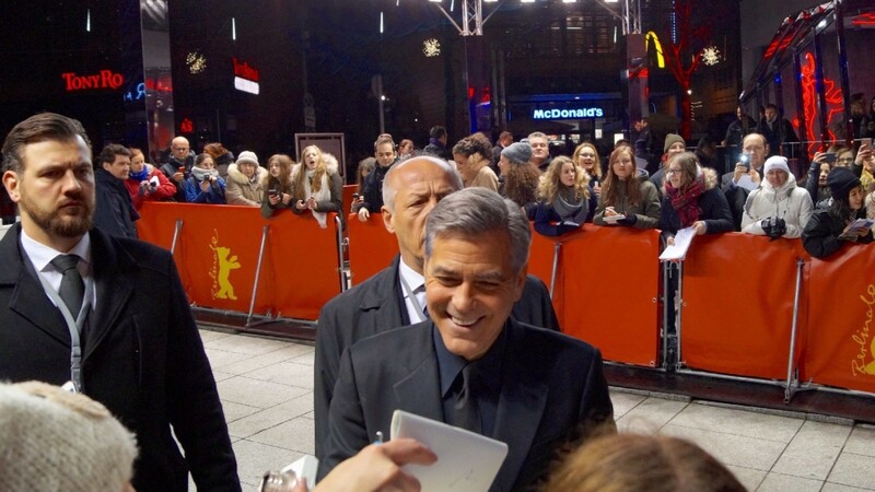 Schauspieler George Clooney gab auf der Berlinale viele Autogramme.