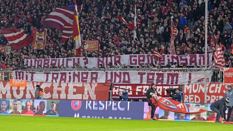 "Umbruch nur gemeinsam - mit Team und Trainer", lautete die Botschaft der Bayern-Fans am Dienstagabend.