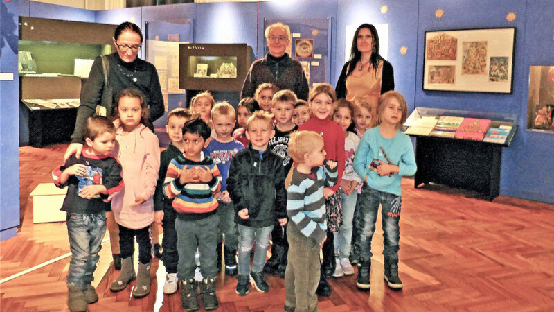 "Warten aufs Christkind": Eine Gruppe des städtischen Kindergartens besuchte die Ausstellung im Stadtmuseum.