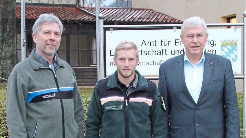Martin Hupf (Mitte) hat sein 1. Dezember ein neues Aufgabegebiet. Er wechselte von Regensburg in das Revier Lam. Bereichsleiter Dr. Arthur Bauer (links) und der Leiter des Amtes für Ernährung, Landwirtschaft und Forsten Georg Mayer (rechts) freuen sich über den jungen Neuzugang.