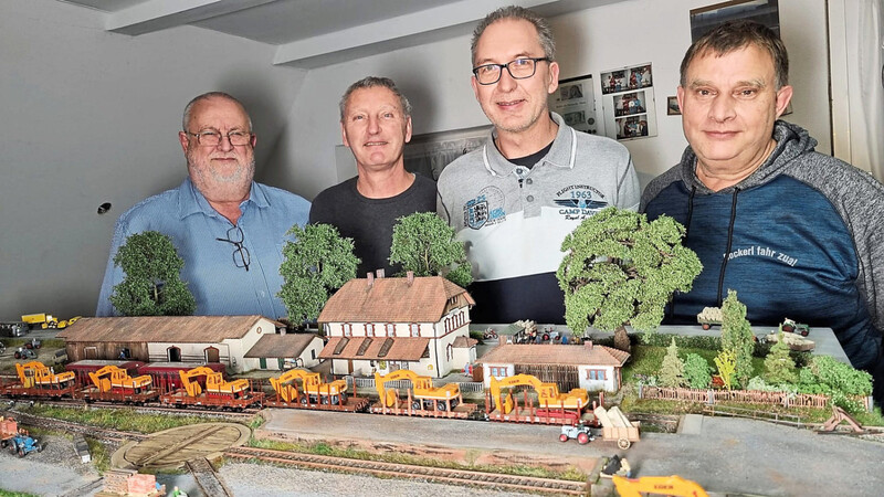 Günter Schreiner (rechts) und seine Vereinskameraden von "Bockerl fahr zua!" präsentieren im Fernsehen die Entstehung des Mainburger Bahnhofs im Modell.