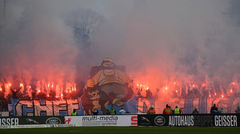 Das wird teuer: Beim Auswärtsspiel der Löwen am Wochenende gegen den Karlsruher SC brennen 1860-Fans Pyros ab.