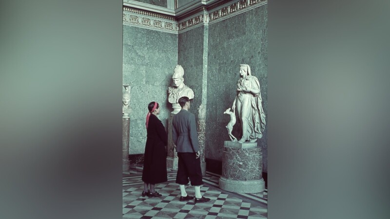 Im Apollo-Saal 1939: Ein Pärchen betrachtet interessiert die antiken Skulpturen vor damals knallig grünem Hintergrund.