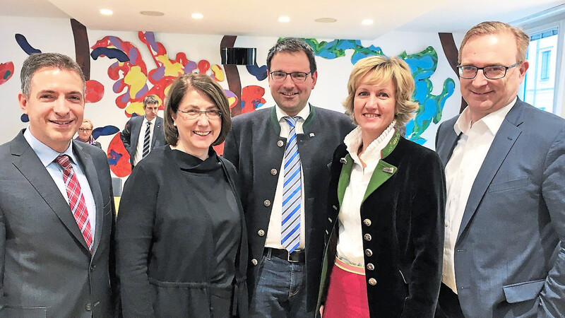 Landtagsabgeordnete Petra Högl (2. v.r.) mit einigen Kollegen der CSU-Fraktion im Landwirtschaftsausschuss des Bayerischen Landtags, der in der neuen Legislaturperiode zum ersten Mal getagt hat.