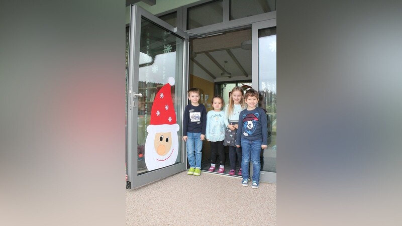 Leonhard, Lena, Heidi und Hannes vom Kinderhaus Löwenzahn in Zillendorf freuen sich schon auf Weihnachten - auch sie machen jeden Tag in ihren Adventskalender eine Tür auf.