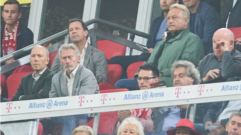 Paul Breitner (2.v.l.) auf der Tribüne der Allianz Arena.