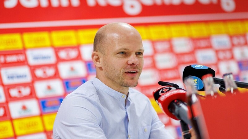 Tobias Werner, der neue Geschäftsführer Sport beim SSV Jahn Regensburg, spricht während einer Pressekonferenz zu dessen Vorstellung.