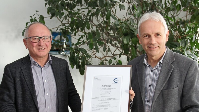 Stadtwerke-Leiter Alois Wanninger (l.) und Kaufmännischer Leiter Thomas Merkl freuen sich über das Zertifikat.