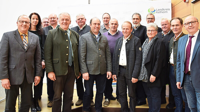 Die Preisträger bei Hopfen und Braugerste bei der Ehrung im Landratsamt zusammen mit den Experten.