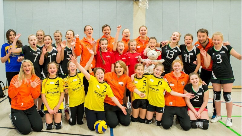 Volleyballerinnen unter sich: Die U12, U13 und U16-Spielerinnen des TSV Falkenstein mit dem Zweitliga-Team von NawaRo Straubing.