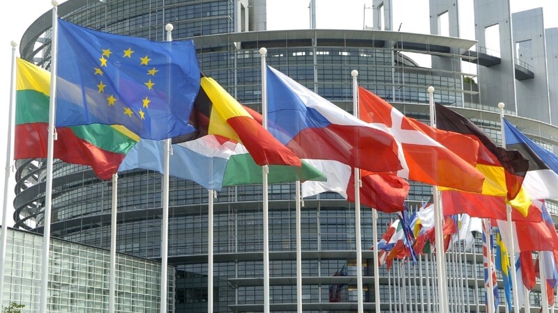 Die Flaggen der Mitgliedsländer der Europäischen Union vor dem Europa-Parlament in Straßburg: Mit Kroatien gewann die EU im Juli 2013 ihren 28. Mitgliedstaat.