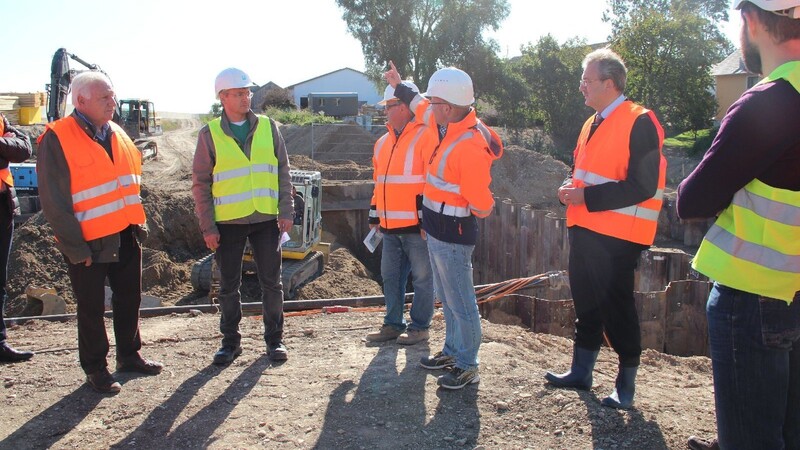 Bürgermeister Manfred Krä (links) und Landrat Josef Laumer (rechts) haben sich vom Projektleiter der RMD Herbert Baumgartner und seinen Mitarbeitern (von links) den Baufortschritt erklären lassen.