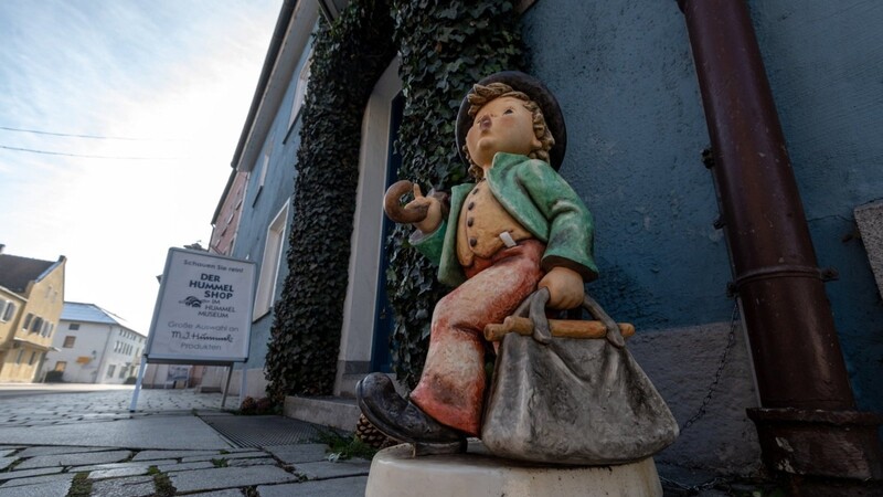 Eine Porzellanfigur steht vor dem Berta-Hummel-Museum in Massing.
