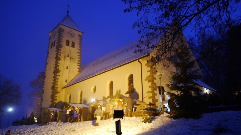 Ein schönes Ambiente für die Dorfweihnacht: Die Oberrieder Kirche, hier die untere Seite.