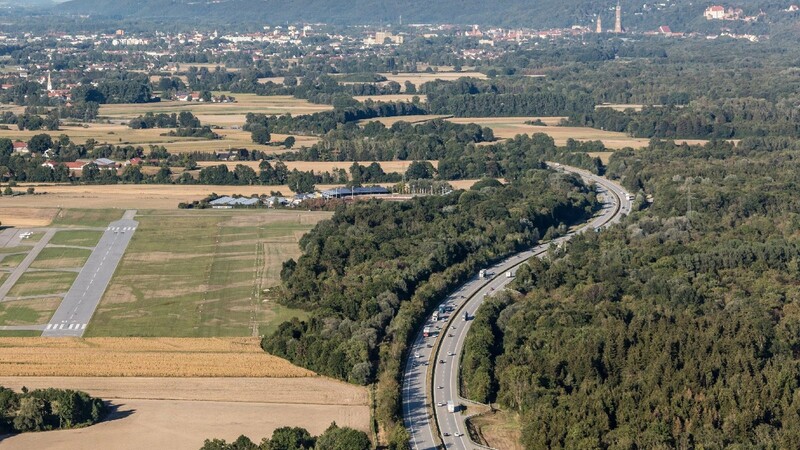 Die Verkehrsader durch Niederbayern: Ab 2017 soll die Fahrbahn der A92 erneuert werden. Die jetzige Betonplattendecke ist dann wohl Geschichte. Die Autobahn soll eine Asphaltdecke erhalten.