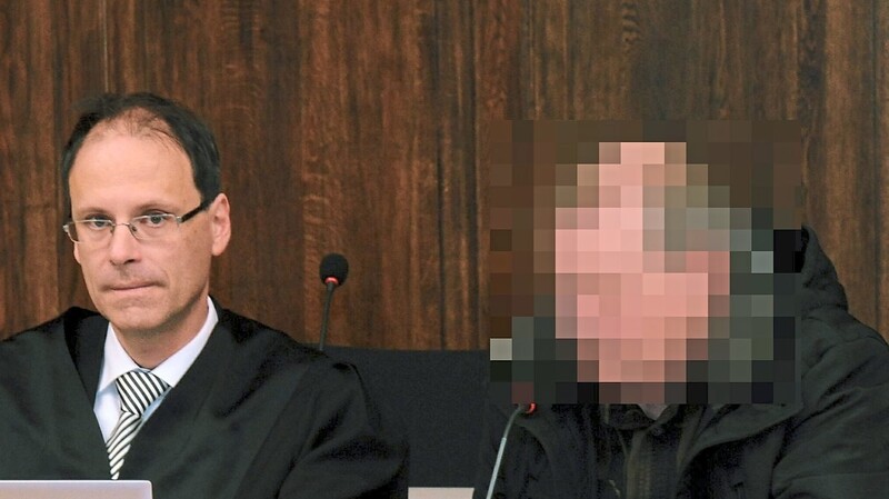 Anwalt Gunther Haberl (l. ) mit dem verurteilten Mörder.