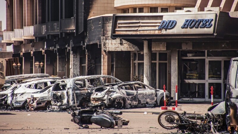 Bei einem islamistischen Terroranschlag auf ein beliebtes Restaurant und ein Hotel in Burkina Faso sind 28 Menschen ermordet worden.