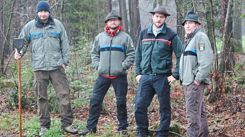 Hans-Christoph Münnich, Florian Fischer, Luitpold Titzler und Jürgen Köbler (von links) erklärten die Lage vor Ort und betonten, dass sie den Waldbesitzern zur Seite stehen.