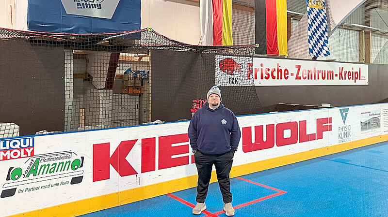 U16-Trainer und Orga-Chef Markus Alzinger zeigte sich am Montag zufrieden mit den Vorbereitungen und Umbauten in der Hockeyhalle.